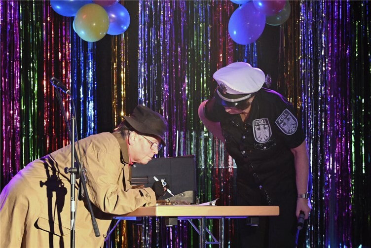 Beim Sketch „Jupp vom Zoll“.