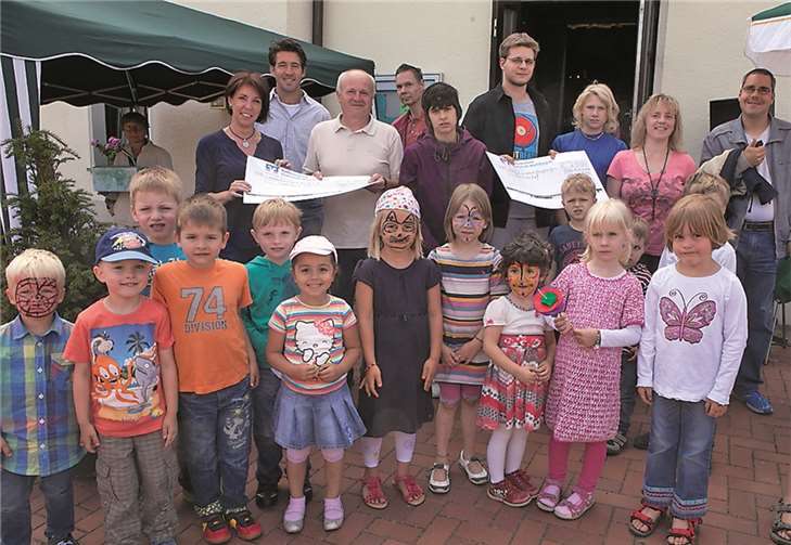 Beim Sommerfest auf dem Dorfplatz überreichte der Verein für Brauchtumspflege und Ortsverschönerung Oberbachem jeweils einen Scheck über 250 Euro an das Jakobushaus Werthhoven und an den Martinshof Pech. Außerdem erhielt der Kindergarten „Die Kleinen Strolche“ zwei Sitzbänke für Ihre Außenanlage. JOST
