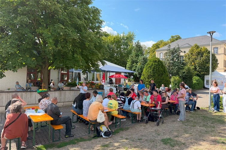 Beim Sommerfest der Barmherzigen Brüder Saffig kamen zahlreiche Menschen mit und ohne Beeinträchtigung auf dem Gelände der Einrichtung zusammen.