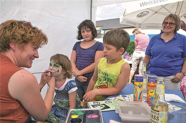 Beim Sommerfest der Bölinger Möhnen hatten auch die Kinder ihren Spaß beim Kinderschminken. JOST