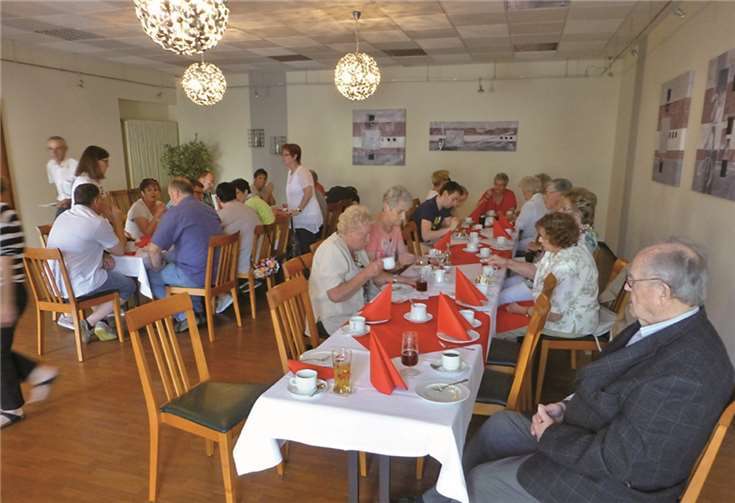 Beim Sommerfest der Nachbarschaft Maria Hilf ließen sich Alt und Jung die selbst gebackenen Kuchen schmecken. privat