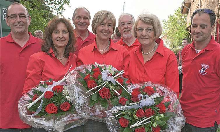 Beim Sommerfest der Rheinbacher Prinzengarde wurde das designierte erste Rheinbacher Damendreigestirn vorgestellt (v.l.): Jungfrau Irina I., Prinz Michel und Bauer Marian I. mit ihren Adjutanten. VJ