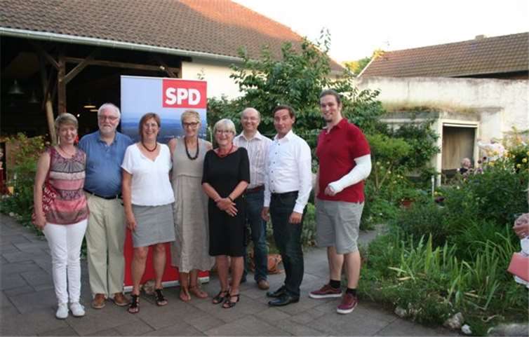 Beim Sommerfest der SPD Meckenheim im Château Merl war auch der SPD-Bundestagsabgeordnete Sebastian Hartmann (2.v.re.) zu Gast.privat