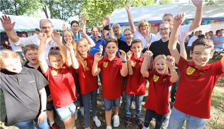 Beim Sommerfest des Festausschusses der Stadt Neuwied stellten sich die Nachwuchstollitäten aus Irlich und Oberbieber vor.Foto: FF