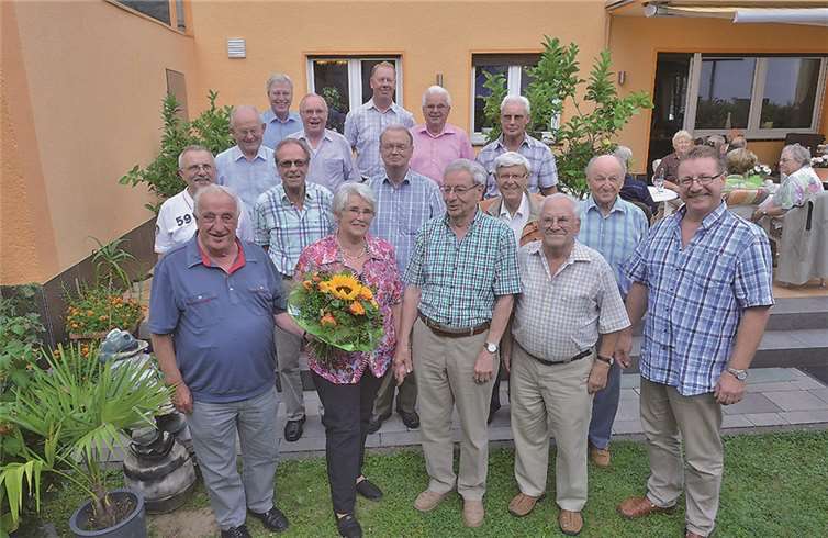 Beim Sommerfest des Männerchors konnten sich Beate und Heinz Ockenfels über Gratulationen zur Goldhochzeit freuen. AB