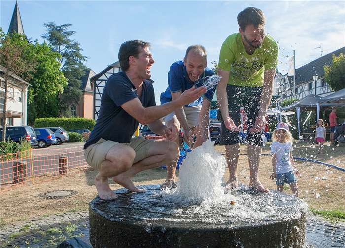 Beim Sommerfest des Vereins für Brauchtum und Ortsverschönerung Oberbachem hatten nicht nur die Kinder ihren Spaß bei Wasserspielen rund um den Dorfbrunnen.JOST
