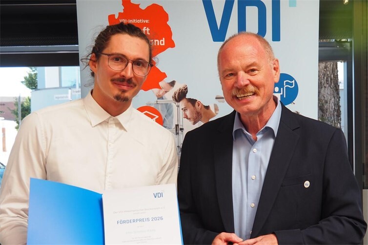 Beim Sommerfest in Neuwied überreicht der Vorsitzende des VDI Mittelrheinischer Bezirksverein e.V., Dipl.-Ing. Werner Schumacher (rechts), die Urkunde zum VDI-Förderpreis 2026 an Elias Scholtes M.Eng. Ausgezeichnet wurde seine Masterarbeit, in der er wirtschaftliche und klimaschonende Möglichkeiten zur Sanierung, Erweiterung und Aufstockung eines bestehenden Gebäudes untersuchte.