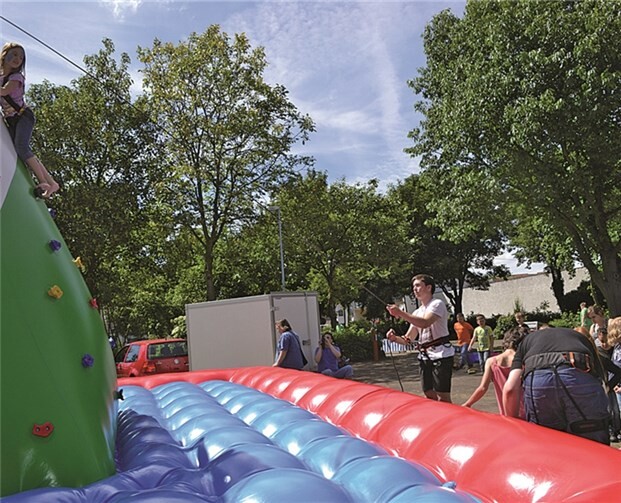 Beim Sommerfest konnten Mädchen und Jungs am Kletterfelsen der KLJB-Trier üben.