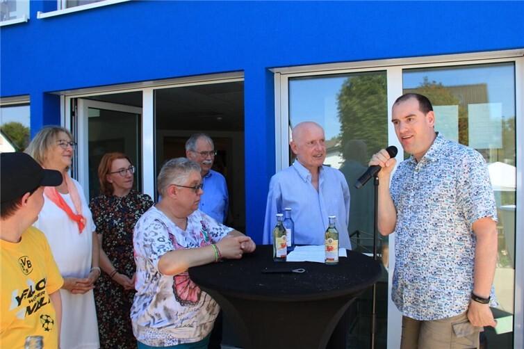 Beim Sommerfest: (von rechts) Thorsten Baltes, Ulrich van Bebber, Volker Thormann, Andrea Münz, Susanne Müller und Andrea Georgi. Foto: GS