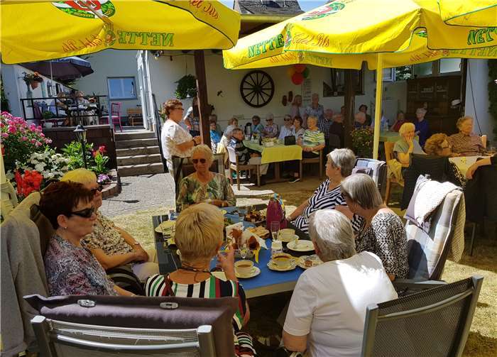 Beim Sommerfest waren angesichts des tollen Wetters die schattigen Plätze sehr gefragt.