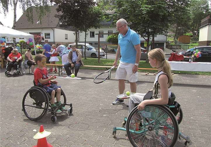 Beim Sommerfest wurde den interessierten Kindern das Rollstuhltennis gezeigt. Elke Kugler
