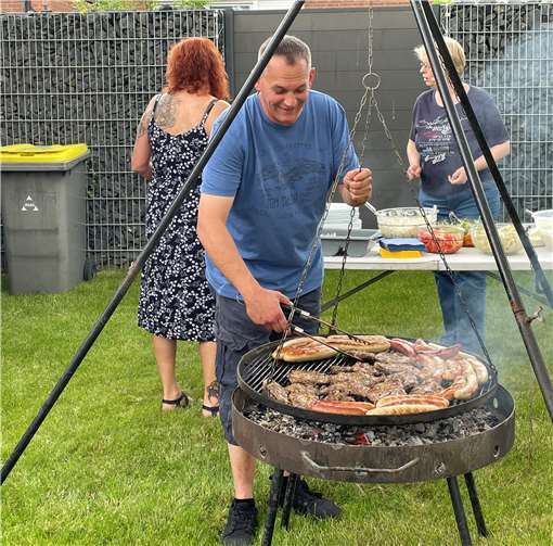 Beim Sommerfest wurde der Schwenkgrill angeheizt. Foto: privat