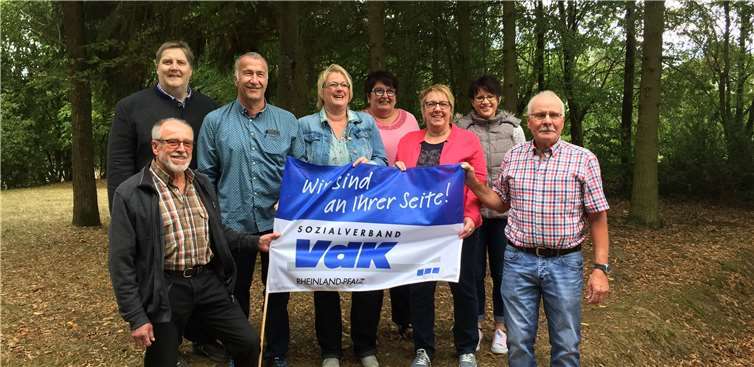Beim Sommergrillfest in regem Austausch zur sozialpolitischen Themen: Mitglieder des VdK-Ortsverbandsvorstandes Wershofen mit dem VdK-Kreisvorsitzenden Heinz-Wilhelm Schaumann (1.v.l.) und Mitarbeiterinnen der Geschäftsstelle. Privat