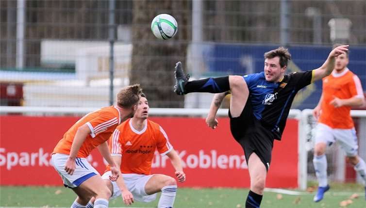 Beim Spagat des TuS-Akteurs konnten die Spieler des TSV Emmelshausen nur staunend zusehen. Am Ende trennten sich die Regionalliga-Reserve der Schängel und der Aufsteiger mit einem 1:1.TH