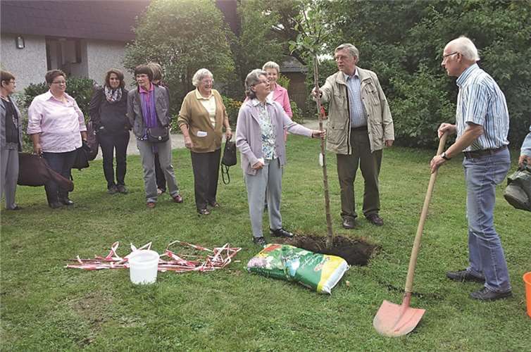 Beim Spartenstich durfte jeder zupacken.