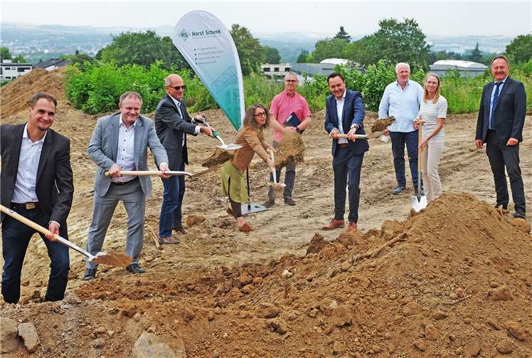 Beim Spatenstich für das Bauvorhaben „Obere Mitte Heddesdorfer Berg“ (von links): Michael Schenk, OB Jan Einig, Horst Schenk, Bauamtsleiterin Nina Porz und der designierte GSG-Geschäftsführer David Meurer. Foto: Stadtverwaltung