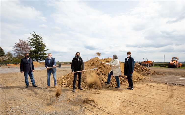 Beim Spatenstich für das Neubaugebiet in Ließem (v.l.): stellvertretender Bürgermeister Volker Gütten, Bürgermeister Jörg Schmidt, Bauherr Mark Kellringer, stellvertretende Bürgermeisterin Sabine Killmann und Ilona Wayand für den Breitbandversorger Deutsche Telekom.Foto: CEW