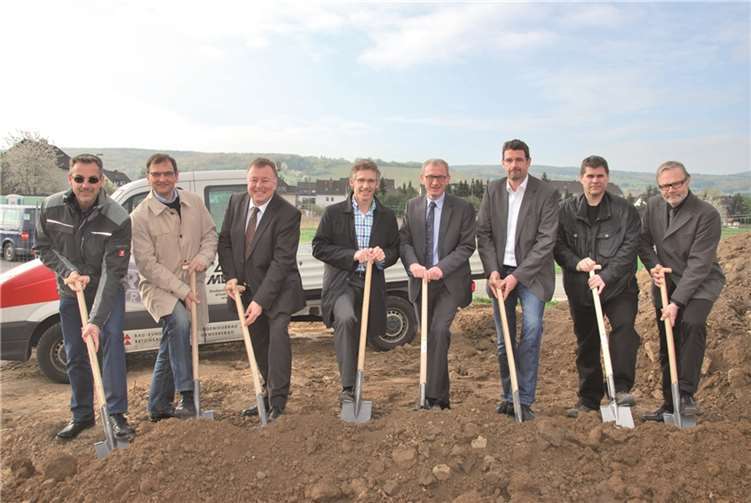 Beim Spatenstich für die neue Werkstatt für behinderte Menschen in der Christine-Demmer-Straße in Bad Neuenahr-Ahrweiler (v.l.): Thomas Elzer (Vertrieb Bauunternehmung Mertgen), Wolfgang Rumpf (Inhaber von RUMPF architekten + ingenieure), Dr. Jürgen Pföhler (Landrat des Landkreises Ahrweiler), Franz Josef Bell (Geschäftsbereichsleiter Arbeit der St. Raphael CAB), Guido Orthen (Bürgermeister der Kreisstadt Bad Neuenahr-Ahrweiler), Frank Zenzen (Einrichtungsleiter der Caritas Werkstätten im Landkreis Ahrweiler), Wolfgang Kaul (Bauleitung Bauunternehmung Mertgen), Thomas Spitz (Wirtschaftsförderung/Stadtmarketing der Kreisstadt Bad Neuenahr-Ahrweiler). privat