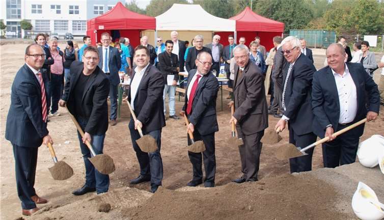 Beim Spatenstich packten die Beteiligten kräftig mit an, das Fachmarktzentrum wird schon sehnsüchtig erwartet.