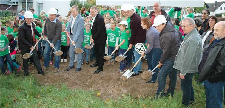 Beim Spatenstich (v. l.) Planer Ralf Billigen, Ortsvorsteher Alexander Albrecht, Bürgermeister Andreas Geron und Landrat Dr. Jürgen Pföhler. Fotos: BL