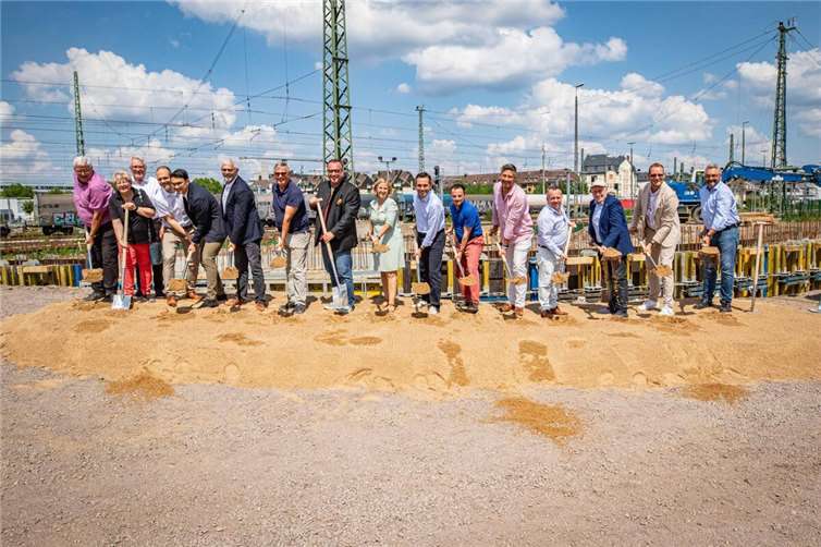 Beim Spatenstisch für die neue Fuß- und Radwegebrücke zwischen den Koblenzer Stadtteilen Goldgrube und Rauental waren neben Vertretern aus Politik und der beteiligten Unternehmen auch (ab 8. von links) Verkehrsstaatssekretär Andy Becht, Mobilitätsministerin Katrin Eder, Oberbürgermeister David Langner und Baudezernent Prof. Dr. Andreas Lukas dabei.  Foto: Stadt Koblenz/Andreas Egenolf