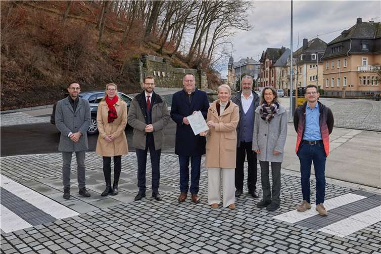 Beim Spaziergang über die neu gestaltete Bahnhofstraße überreichte Innenminister Michael Ebling den Förderbescheid zur Stadtsanierung an Stadtbürgermeisterin Gabi Wieland. Mit dabei waren Ulrich Richter-Hopprich, Bürgermeister der Verbandsgemeinde Montabaur, sowie das Team der Verwaltung für die Stadtsanierung und die Neugestaltung der Bahnhofstraße.  Foto: Stadt Montabaur/Olaf Nitz