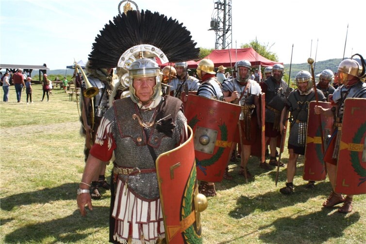 Beim „Spectaculum Romanum“ auf dem Pommerner Martberg befehligte Centurio Quintus Montius Albinus, alias Hans-Werner Berg die römische Cohorte aus Oplaten.