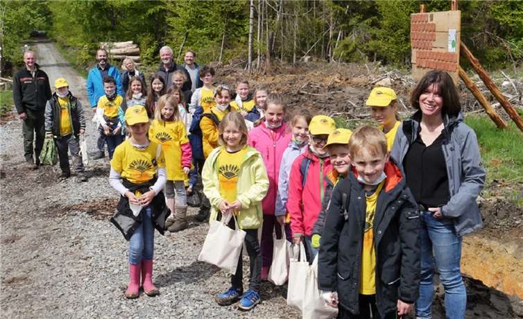 Beim Spendenlauf für die Westerwald-Kinder haben alle an einem Strang gezogen und Runde um Runde gedreht. Auch Eltern, Omas und Opas waren großzügig – und so kamen 2250 Euro zusammen. Geld genug für 450 neue Bäumchen.