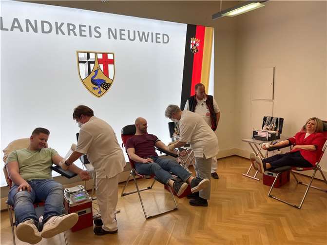 Beim Spendetermin in der Neuwieder Kreisverwaltung gaben insgesamt 35 Mitarbeiter ihr Blut, um anderen Menschen in der Not zu helfen.  Foto: Kreisverwaltung Neuwied / Ulf Steffenfauseweh