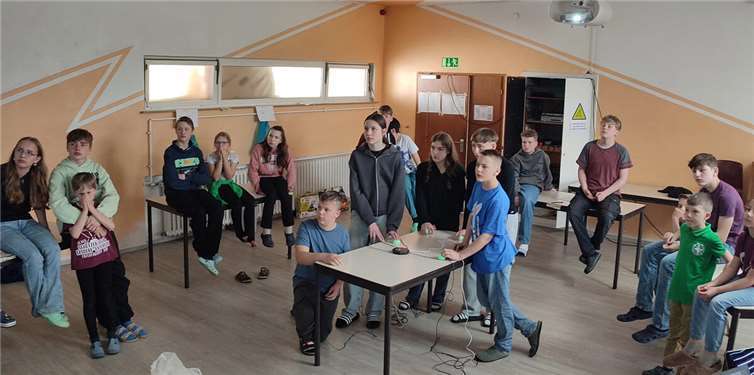 Beim Spiel „Schlag den Osterhasen“ wurde gebuzzert, wenn man die Antwort wusste. Foto: Christian Klein