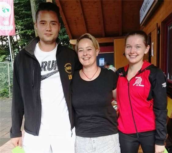 Beim Spiel der B-Klasse 3 war im Doppel Geburtstagskind Lennart Neitzert (endlich 18) mit Partnerin Ayleen Herder (rechts) erfolgreich. Glückwünsche gab es von der Vorsitzenden Michaela Schür.Natanja Neitzert
