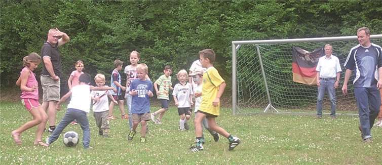 Beim Spiel gegen die Kindergartenpapas zeigten die Juniorkicker schon tolle Fertigkeiten am Ball. privat