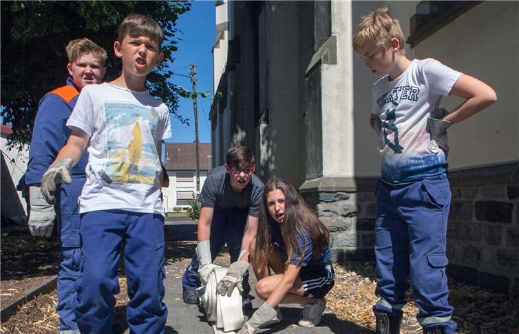 Beim Spiel ohne Grenzen mussten die Jugendfeuerwehren aus zwei B-Strahl-Schläuchen ein Wagenrad bilden.