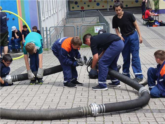 Beim Spiel ohne Grenzen musstendie jungen Feuerwehrleute ihr Können unter Beweis stellen.