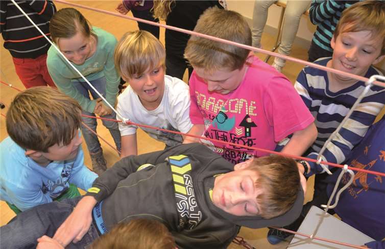 Beim Spinnennetz lernten die Kinder, dass man mit Zutrauen und gegenseitiger Hilfe fast jede Aufgabe bewältigen kann. Privat