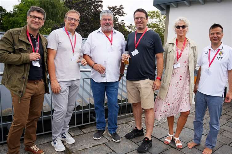 Beim Sponsorentreffen kamen Unternehmer, städtische Vertreter und Unterstützter auf Einladung der Fußballabteilung des SV Eintracht Mendig zusammen.  Fotos: privat