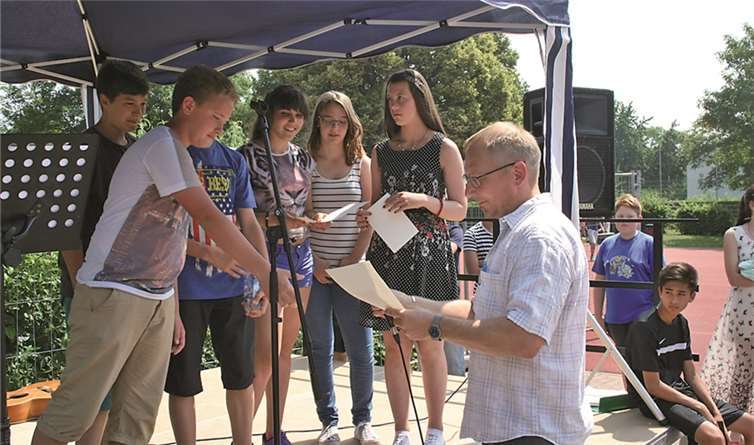 Beim Spontanschulfest wurden auch gleich die Klassenbesten der Bundesjugendspiele mit Urkunden geehrt.privat