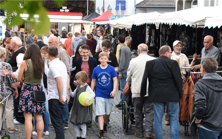 Beim Stadtfest in Dierdorf gab es etwa 60 Verkaufsstände.