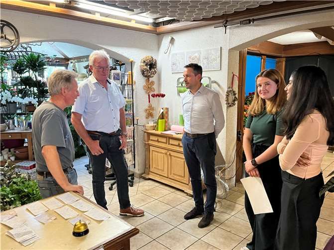 Beim Stadtteiltermin in Moselweiß wurde OB Langner von zwei Vertreterinnen des Jugendrats anlässlich des Weltmädchentages begleitet. Im Gespräch mit dem Floristen Ernst Krüger thematisierte dieser u.a. den Straßenverkehr in Moselweiß. Foto: Theresa Lambrich