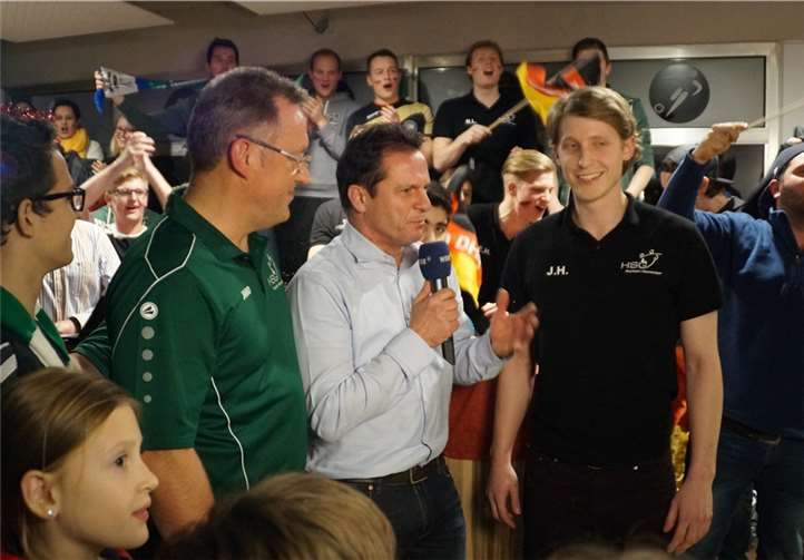 Beim Stammverein des Handball-Nationaltorhüters Andreas Wolff fing der WDR die Stimmung beim EM-Endspiel ein.privat