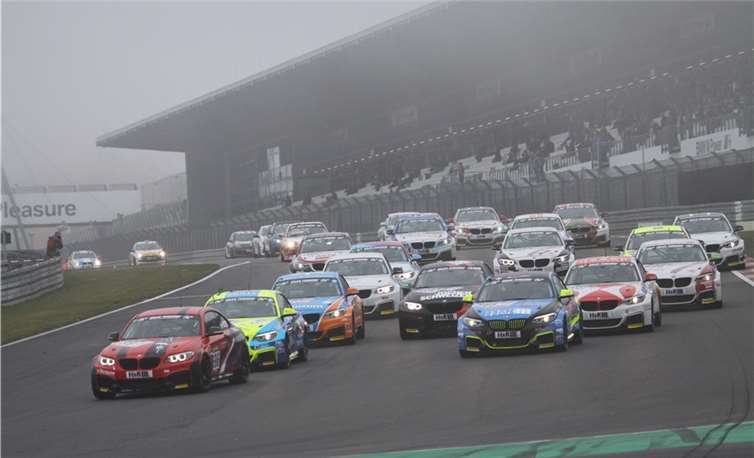 Beim Start des BMW Cups für der rote BMW aus Andernach gleich vorneweg. DEB