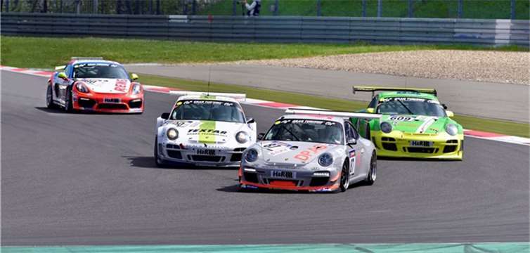 Beim Start: die beiden Kontrahenten in der Gruppe H, der RTR Porsche (87) vor dem Black Falcon Boliden (600).