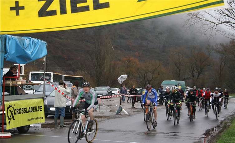Beim Start ins Gelände präsentierten sich die Fahrer und ihr Sportgerät noch weitgehend ansehnlich. Danach wurde es äußerst matschig.TE