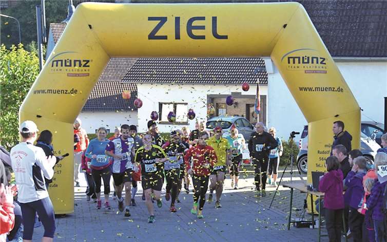 Beim Start war das Feld der Läufer noch eng beieinander.privat