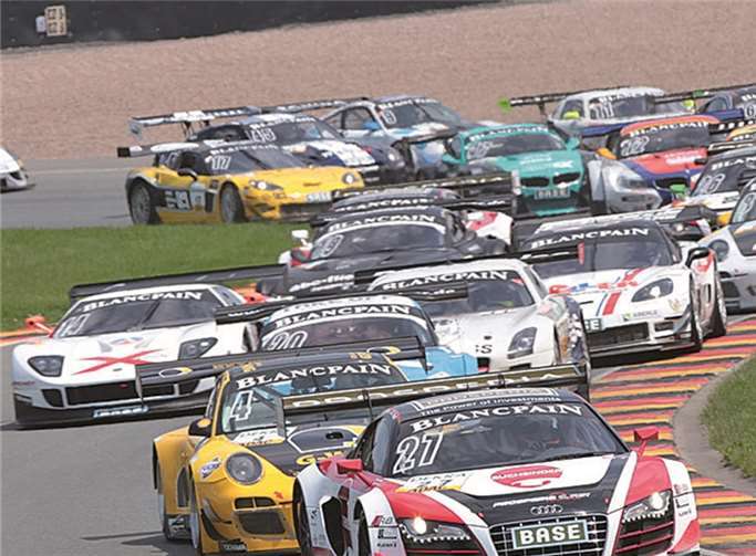 Beim Start zum ADAC-GT-Masters geht es direkt hektisch zu und jeder möchte eine gute Position einnehmen. privat