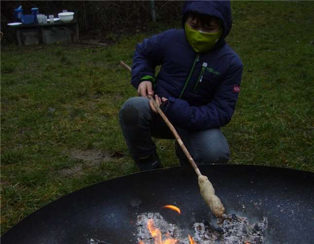 Beim Stockbrotgrillen erfüllte die Maske sogar eine Doppelfunktion! Sie schützte die Kinder auch vor dem Qualm. Foto: Kita Chateau-Renault