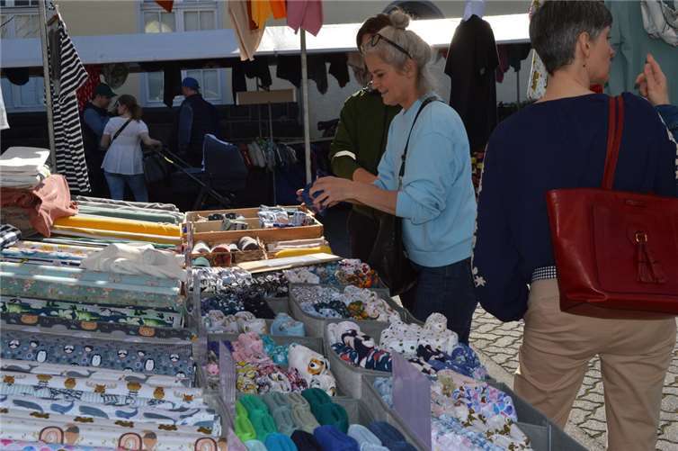 Beim Stöbern auf dem Markt wurde jeder fündig.