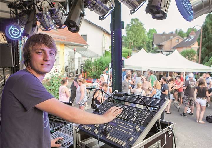 Beim Straßenfest in Nierendorf sorgte Mitorganisator Kevin Sedo auch für die passende Musik. JOST