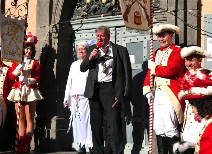 Beim Sturm auf das Cochemer Rathaus wurde Stadtbürgermeister Walter Schmitz von närrischen Untoten aus dem Schlaf gerissen.