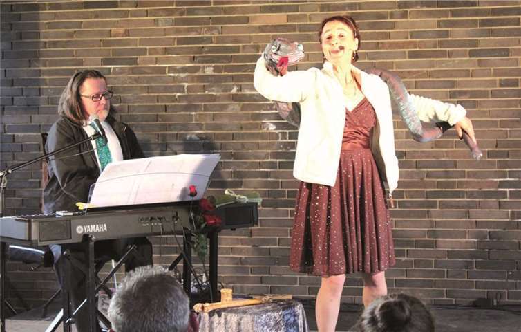 Beim „Sündenfall“ mit Schlange war Seitz schon zur besten Freundin Moni mutiert. DL